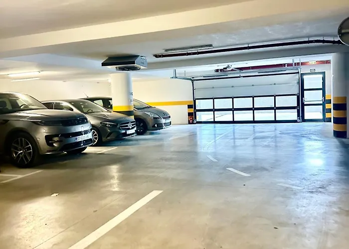 Sofi - Modern With Private Garage Split