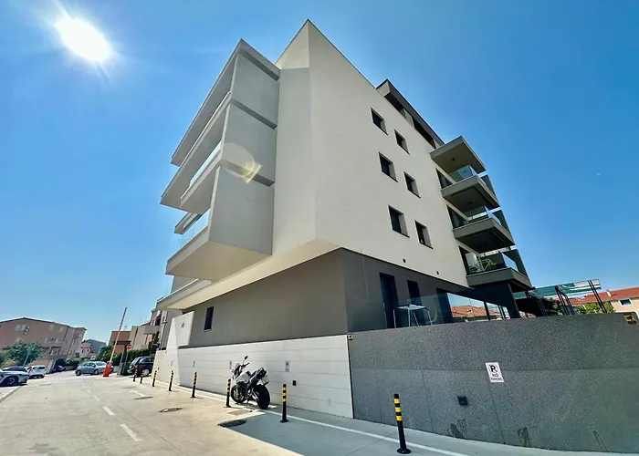 Sofi - Modern With Private Garage *