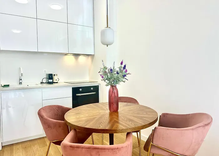 Sofi - Modern With Private Garage