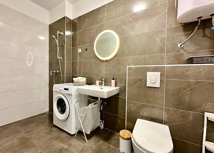 Sofi - Modern With Private Garage