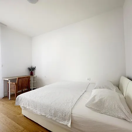 Sofi - Modern With Private Garage