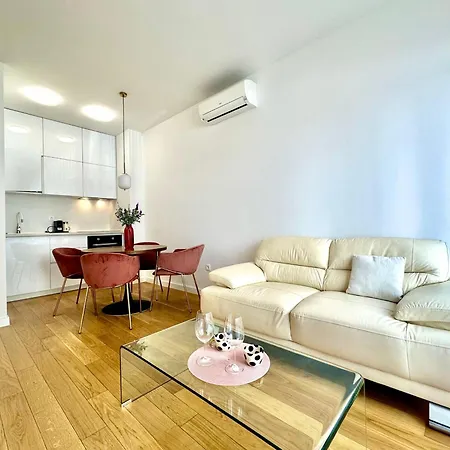 Sofi - Modern With Private Garage Apartment *