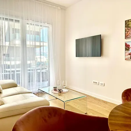 Sofi - Modern With Private Garage Split